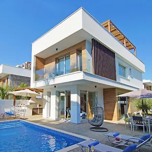 https://villa-lily.protaras-cy-hotels.com